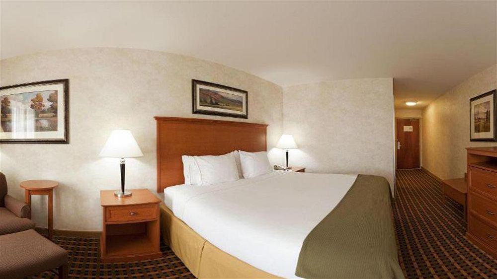 Holiday Inn Express Rawlins By Ihg Exterior photo